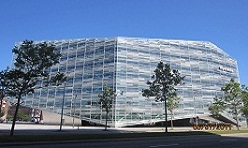 <p>Công trình Tòa nhà Ngân hàng Bầu trời Pha lê - Đan Mạch</p>